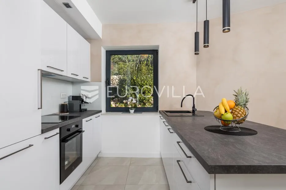 otok krk, malinska, luksuzna vila s dva apartmana u prvom redu do mora - slika 24