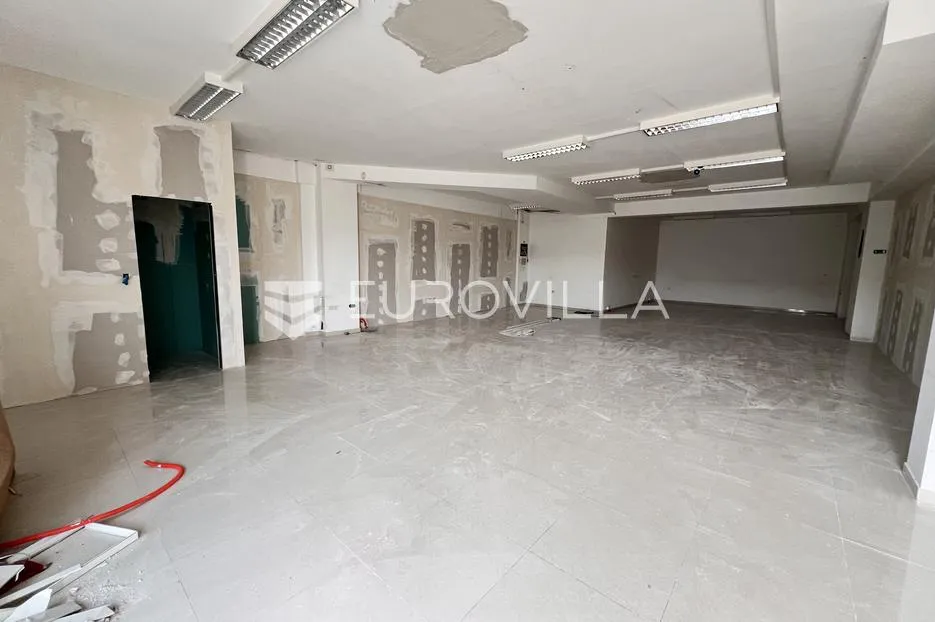 Pula, Monvidal - prizemni poslovni prostor s pet parkirnih mjesta , NKP 130 m2