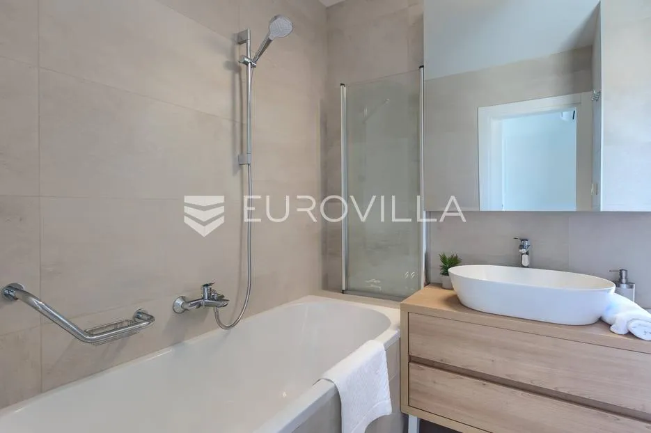 istra, brtonigla, moderna vila s bazenom i jacuzzijem - slika 19