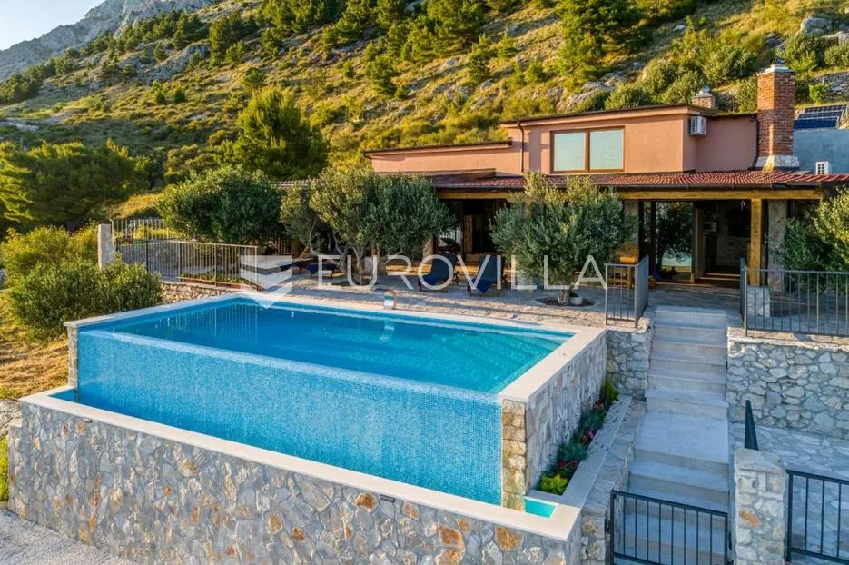 Omiš, Stanići, lijepa kuća s pogledom na more ukupne površine 160m2 na zemljištu površine 2546 m2 - Stanići, Omiš