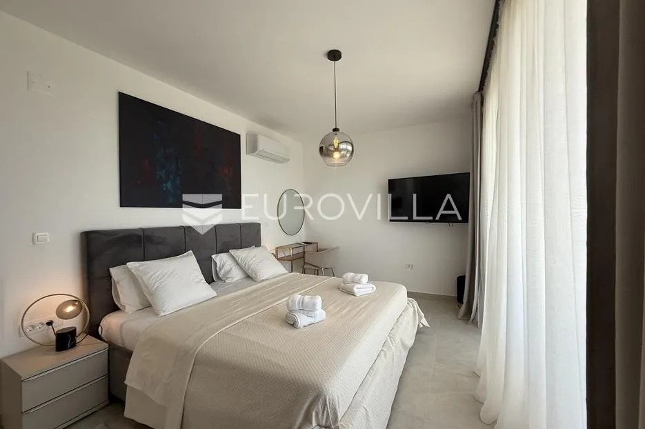 kaštel stari, moderna vila s bazenom i pogledom na more - slika 5