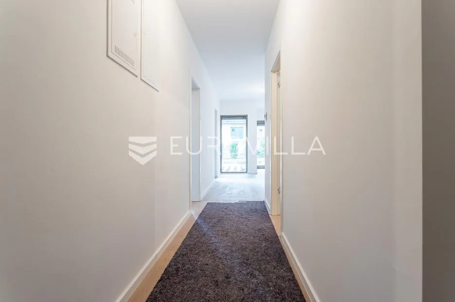 split, blizina centra, dvosoban stan s velikim, predivnim vrtom - slika 8
