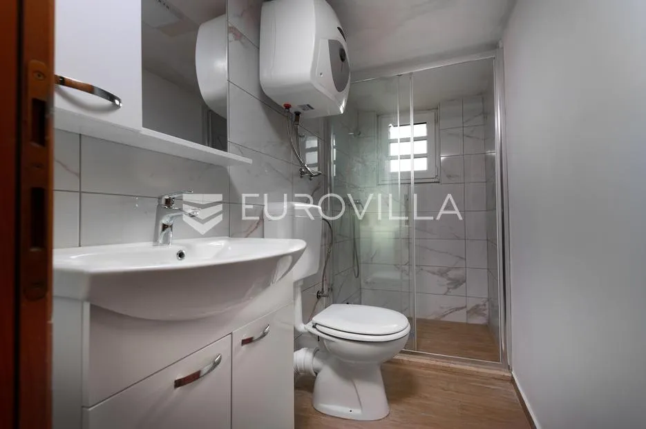 krk, milohnići, dvojna kamena kuća sa dvoetažnim trosobnim stanom 80 m² - slika 8