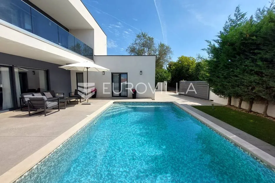 šišan, moderna villa s bazenom na mirnoj lokaciji - slika 46