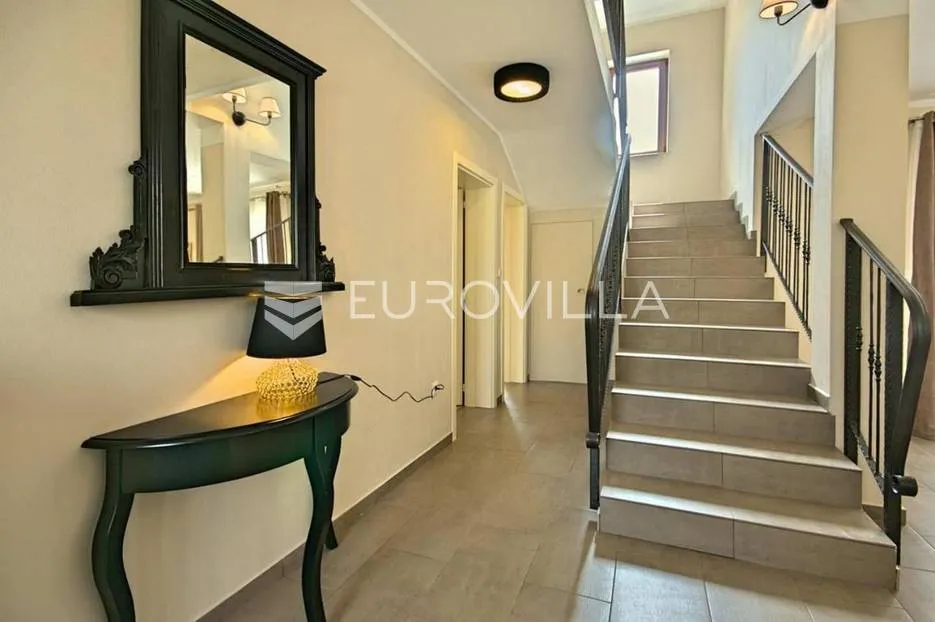 poreč, fuškulin, prekrasna vila okružena zelenilom - slika 25