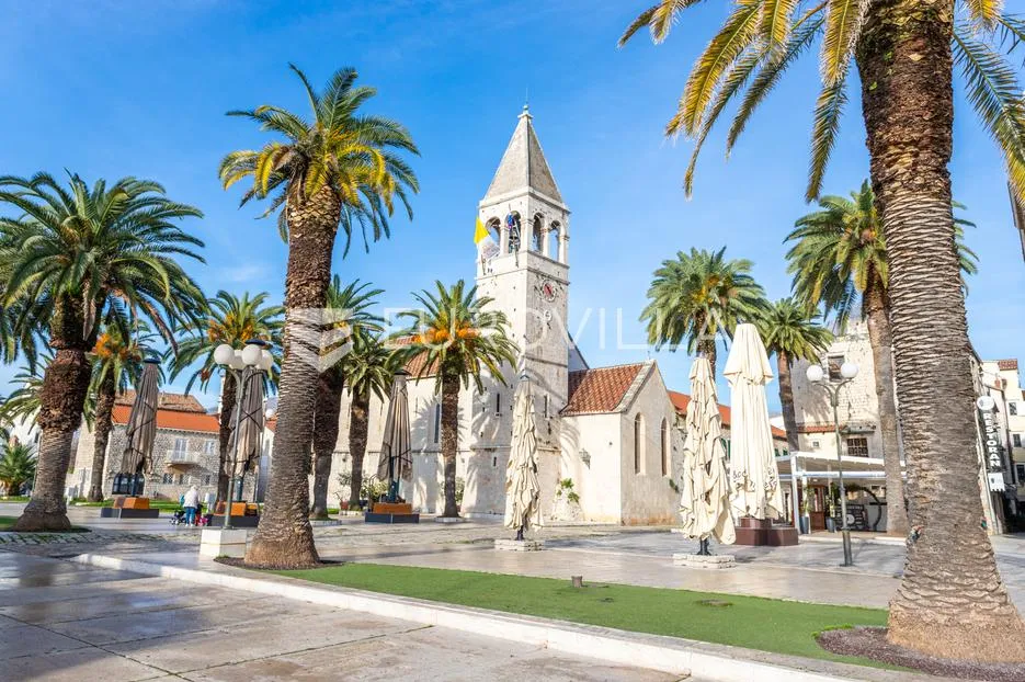 Trogir, kuća s tri apartmana s pogledom na more na 50 m od mora