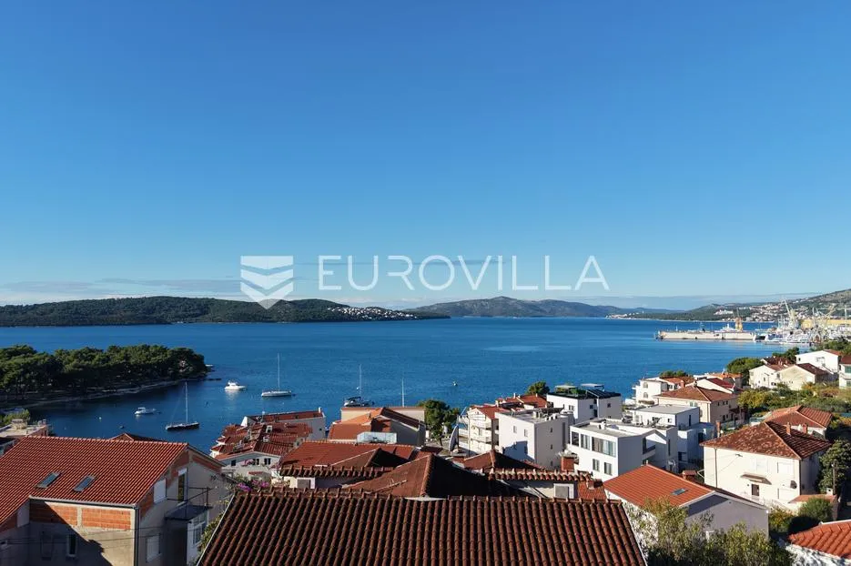 Trogir, Čiovo, dvosoban stan s krovnom terasom parkirno mjesto - Okrug Gornji