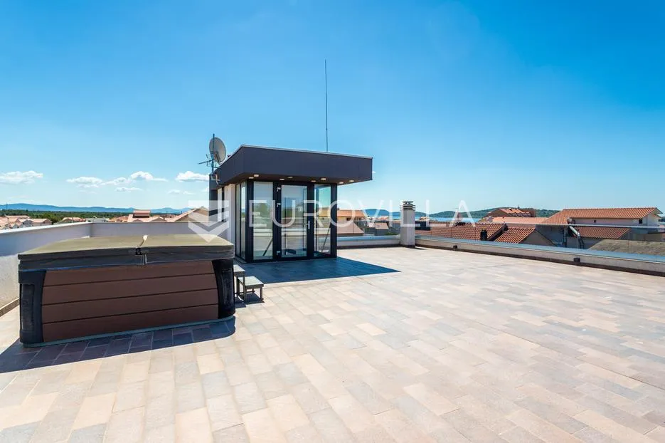vodice, prostran penthouse s krovnom terasom, 168,79 m² - slika 19