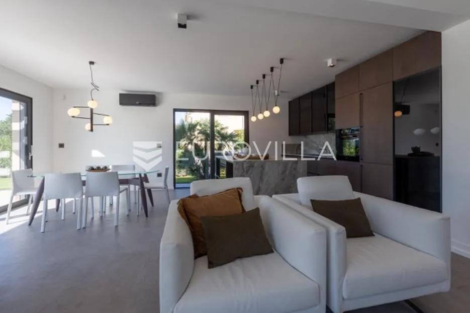 fažana, moderna vila 275 m² na velikoj besprijekornoj okućnici s grijanim bazenom - slika 17