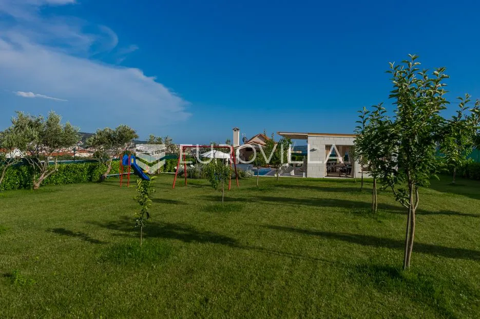 seget donji, iznimna nekretnina s dva objekta, bazenom, jucuzzi, em i vrtom - slika 34