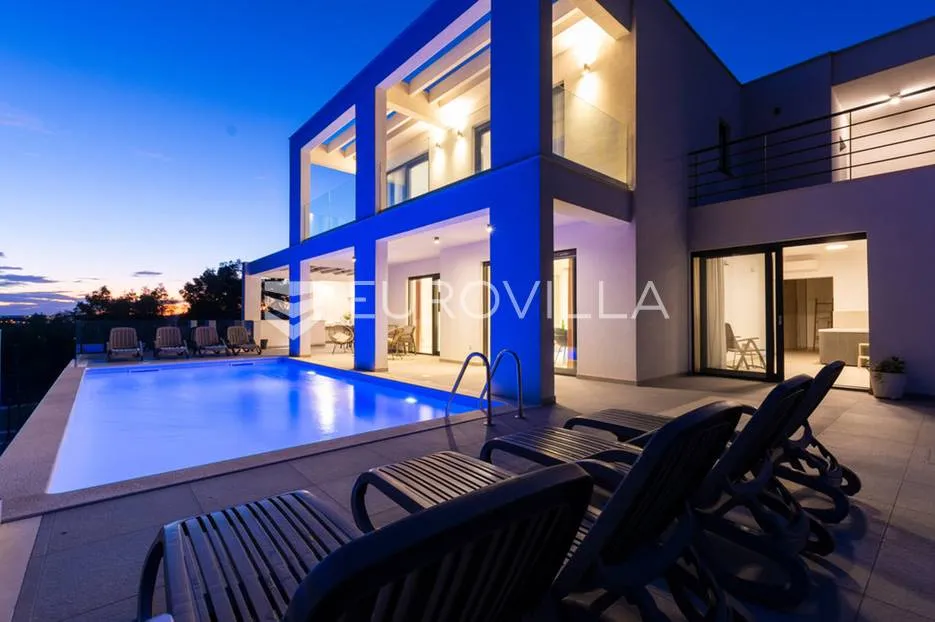 split, žrnovnica, moderna vila s bazenom i panoramskim pogledom smještena na zemljištu od 3740 m² - slika 25