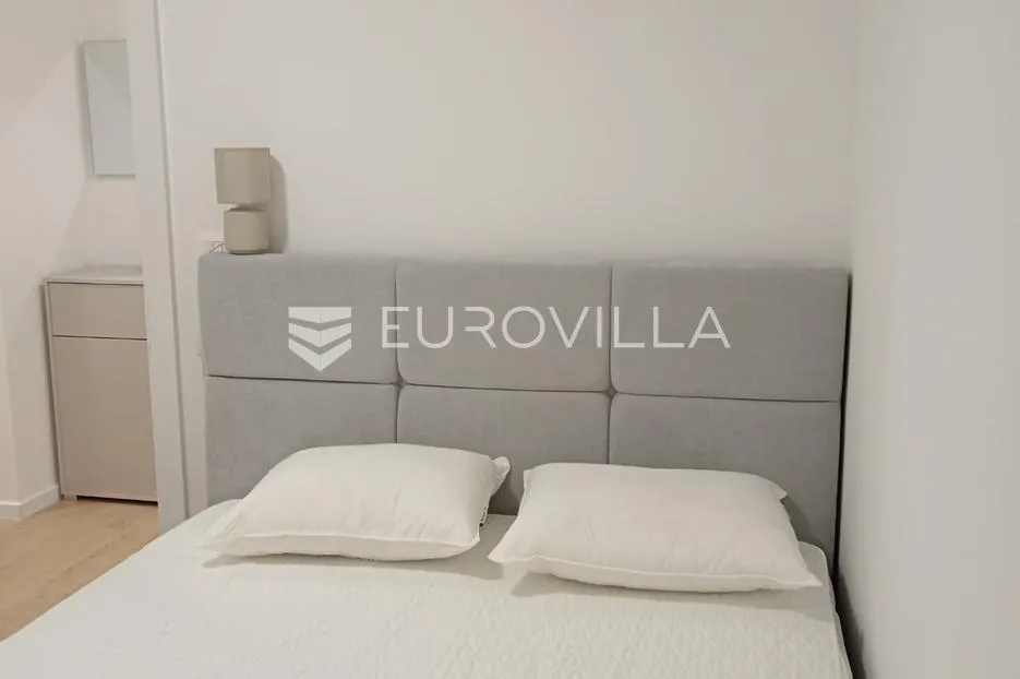 split, pazdigrad, moderno opremljen trosoban stan južne orijentacije za dugoročan najam - slika 12
