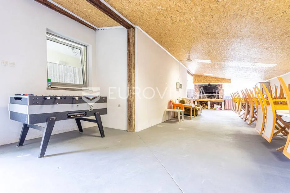 omiška rivijera- lokva rogoznica, apartmanska kuća s 8 stanova, udaljena 300 m od mora. - slika 54