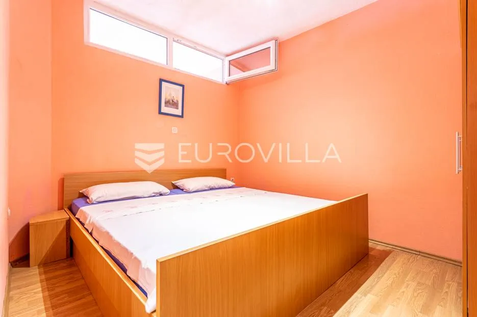 omiška rivijera- lokva rogoznica, apartmanska kuća s 8 stanova, udaljena 300 m od mora. - slika 7