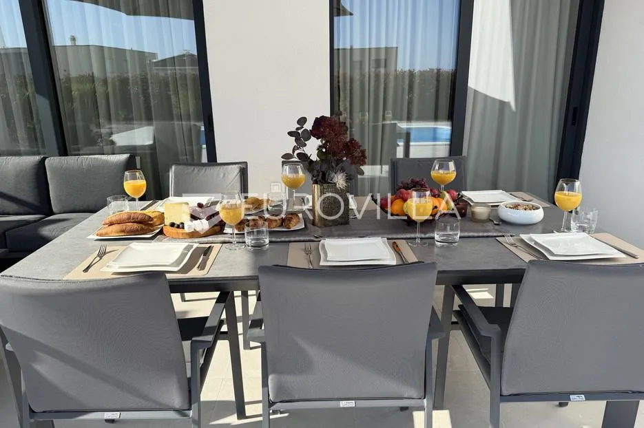 kaštel stari, moderna vila s bazenom i pogledom na more - slika 29