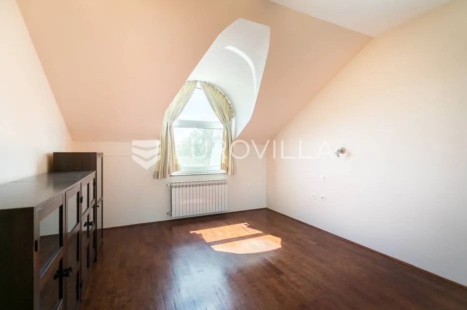 zagreb, šestinski vrh prekrasan šesterosoban dvoetažan stan 250m2 + 2 garaže - slika 24