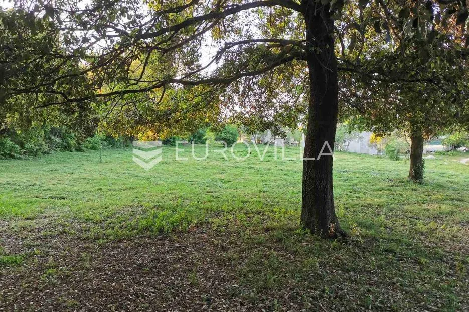 ližnjan, veliko građevinsko zemljište 1100 m2 u širem centru mjesta - slika 2