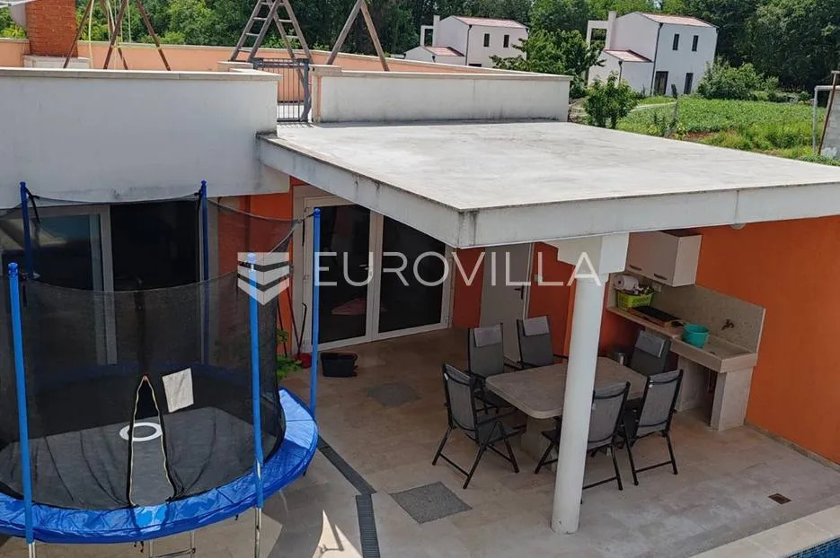 istra, tinjan, samostojeća kuća s bazenom i okućnicom 350m2 - slika 19