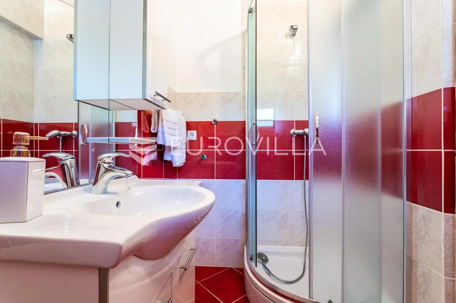 čiovo, okrug gornji, namještena kuća s četiri apartmana i prostranim dvorištem, treći red do mora - slika 16