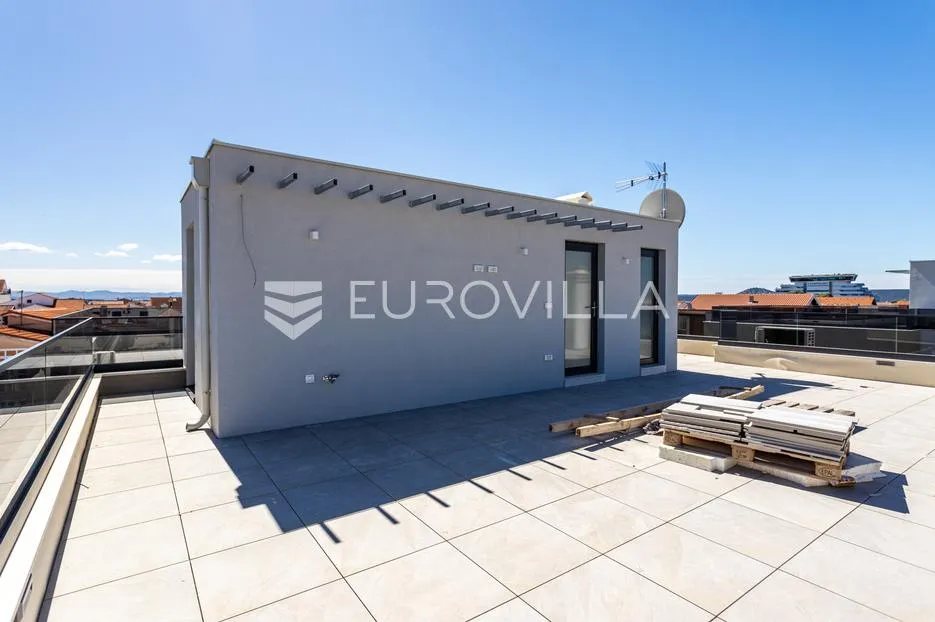 Vodice, trosoban stan s krovnom terasom