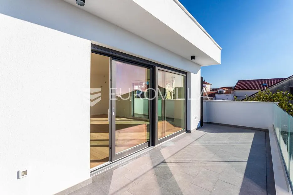 vodice, novogradnja, penthouse s krovnom terasom i pogledom na more, 137,93 m² - slika 12