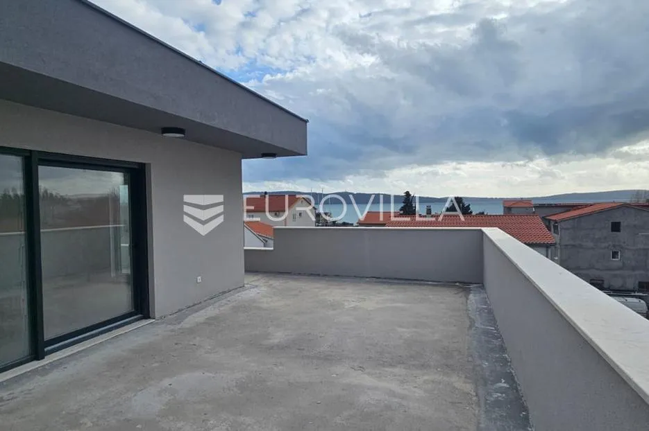 kaštela dvoetažni penthouse od 159 m² na 200 m od mora s pogledom s garažom za dva automobila - slika 2