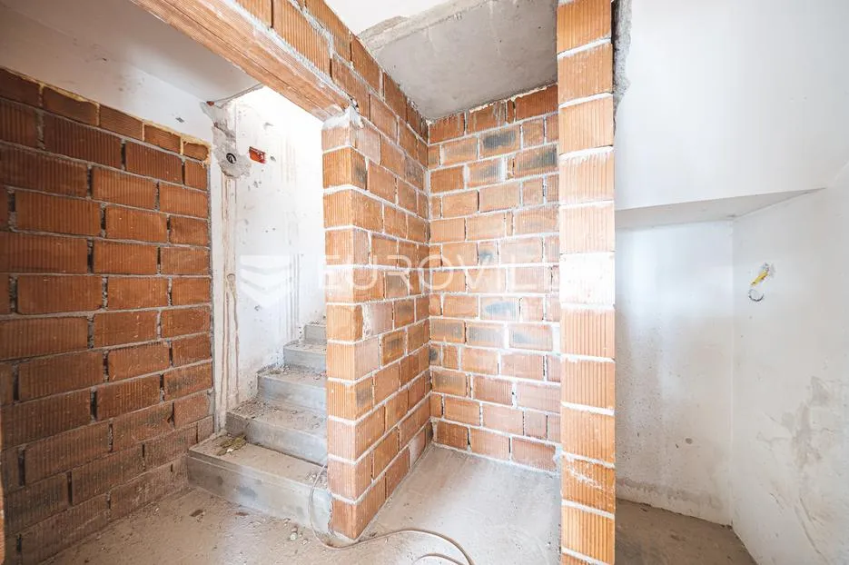 zagreb, gornji bukovac, rohbau zgrada s dva stana 400 m2 s 434 m2 okućnice, građevinska dozvola - slika 14