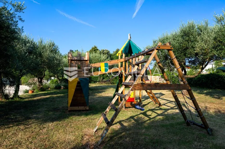 istra, rakalj, moderna vila s velikim vanjskim grijanim bazenom i velikom okućnicom - slika 12