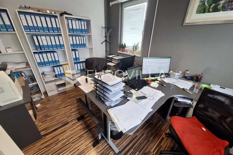 karlovac, ilovac, poslovna zgrada 530 m² s uredima i skladištem, odlična lokacija - slika 9