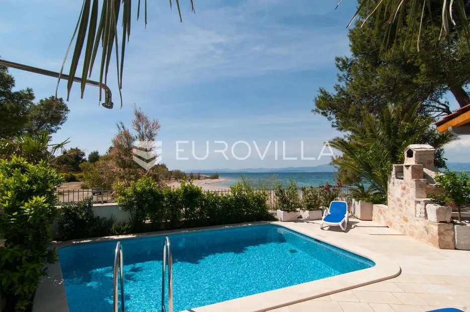 brač, lijepa mediteranska kuća na jedinstvenoj lokaciji 1.red uz more - slika 4