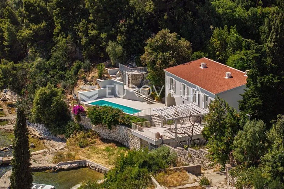 trogir, dalmatinska vila s bazenom u prvom redu do mora - slika 1