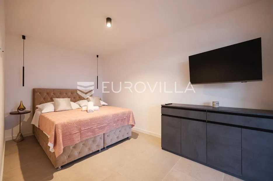 zadar, maslenica, luksuzna vila s bazenom i neometanim pogledom na more 254 m² - slika 38