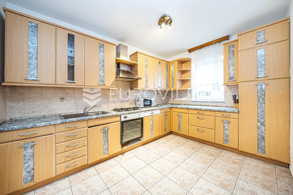 zagreb, gračani, prekrasan troetažan šeterosoban stan s vrtom 278,66 m² - slika 5
