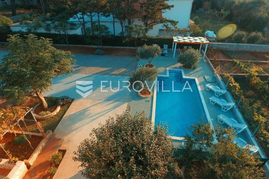 zadar, vir, samostojeća kuća, prekrasan vrt, mogućnost restorana u prizemlju, veliki potencijal - slika 29