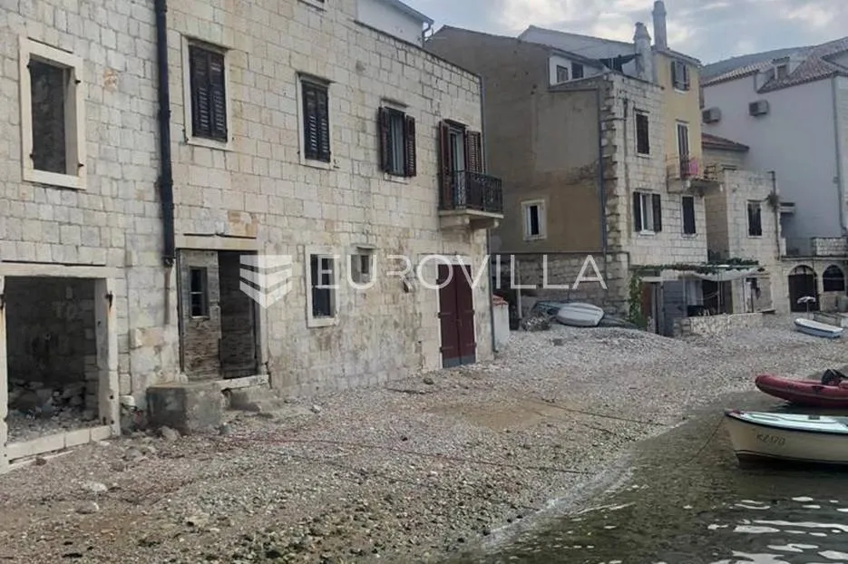 vis, komiža, kamena kuća, na samoj plaži - slika 2