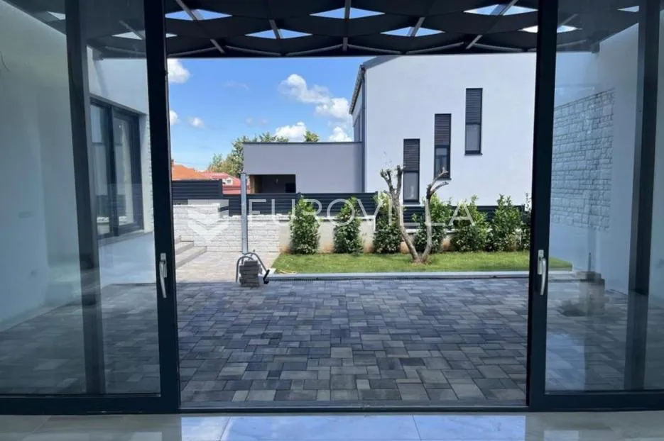 istra, rovinjsko selo, luksuzna prizemnica veličine 218m2 s bazenom, jacuzzijem i saunom - slika 8