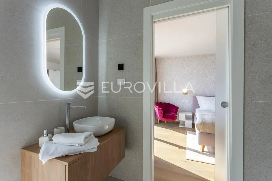 rovinj, ekskluzivna vila s bazenom i panoramskim pogledom na more - slika 19