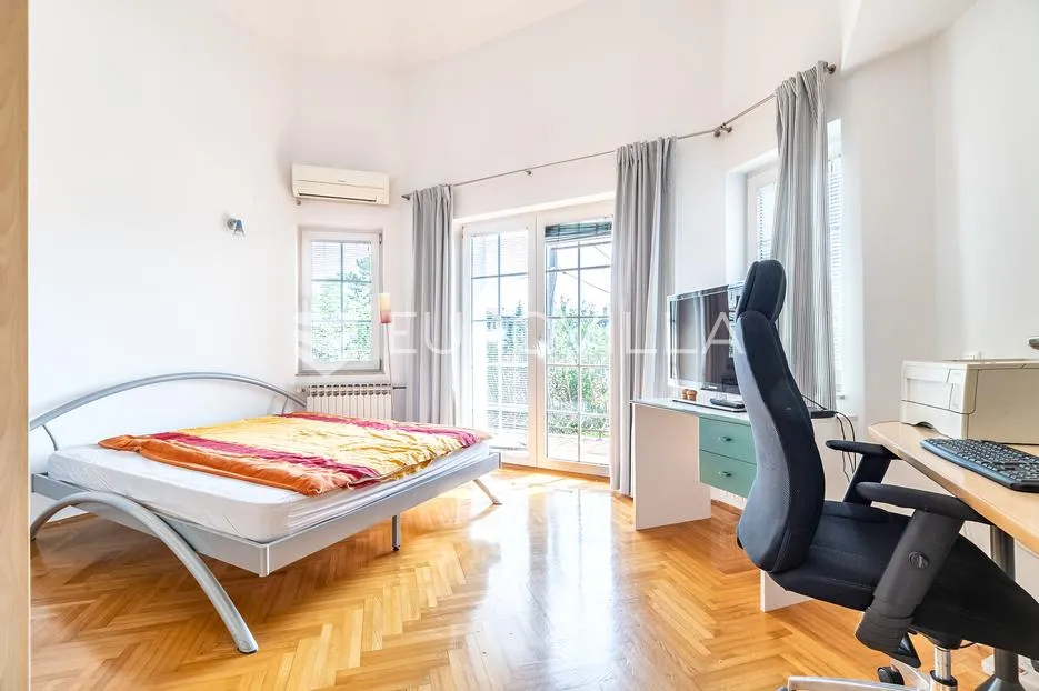 zagreb, bukovac, prekrasna obiteljska samostojeća kuća 380 m², garaža, okućnica - slika 9
