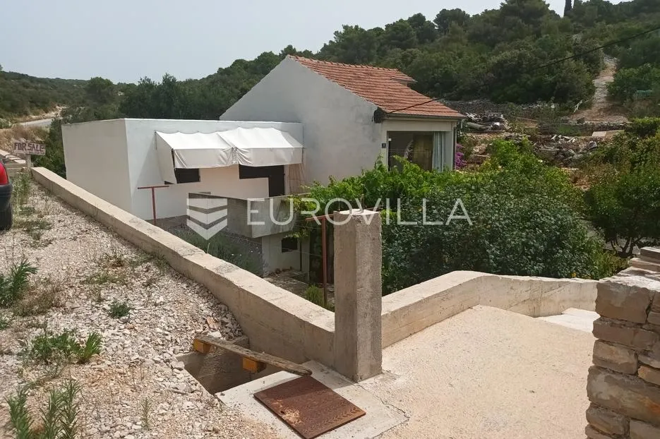 Maslinica, otok Šolta, dvojna kuća okružena zelenilom, položena na parceli površine 382 m² - Maslinica, Šolta