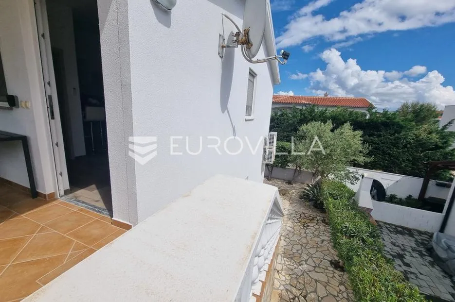 vir, atraktivna apartmanska kuća s 4 stambene jedinice udaljene 150 m od plaže - slika 11