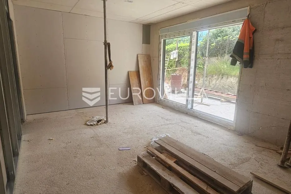 trogir, seget donji stan 66,7 m² uz vrt, novogradnja s garažom i liftom - slika 2