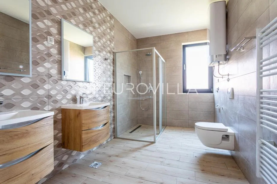 vodice, prostran penthouse s krovnom terasom, 168,79 m² - slika 10