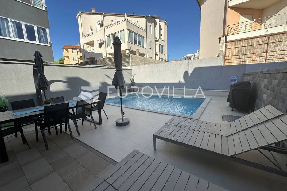 ližnjan, moderna kuća zadnja u nizu 175 m² s uređenim vrtom, bazenom i pogledom more - slika 2