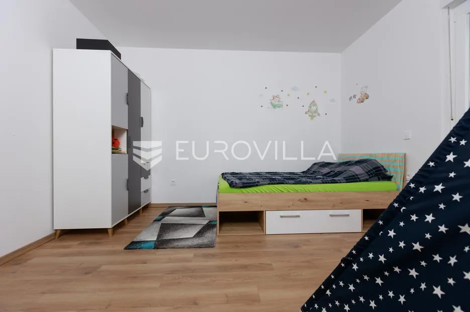 vrbnik, novogradnja od 152 m² s dvorištem - slika 17