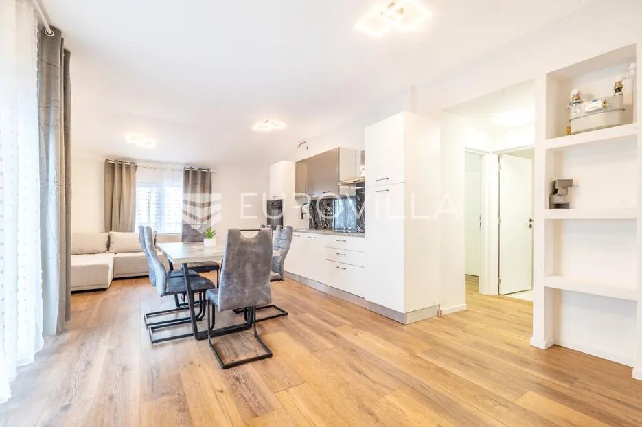 Dubrava, zgrada s četiri stambene jedinice 339,17 m², podruma i šest parkirnih mjesta - Trnovčica