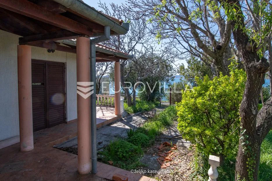 Zadar, Karma, kuća s vrtom na izvrsnoj lokaciji prvi red uz more, 111 m²