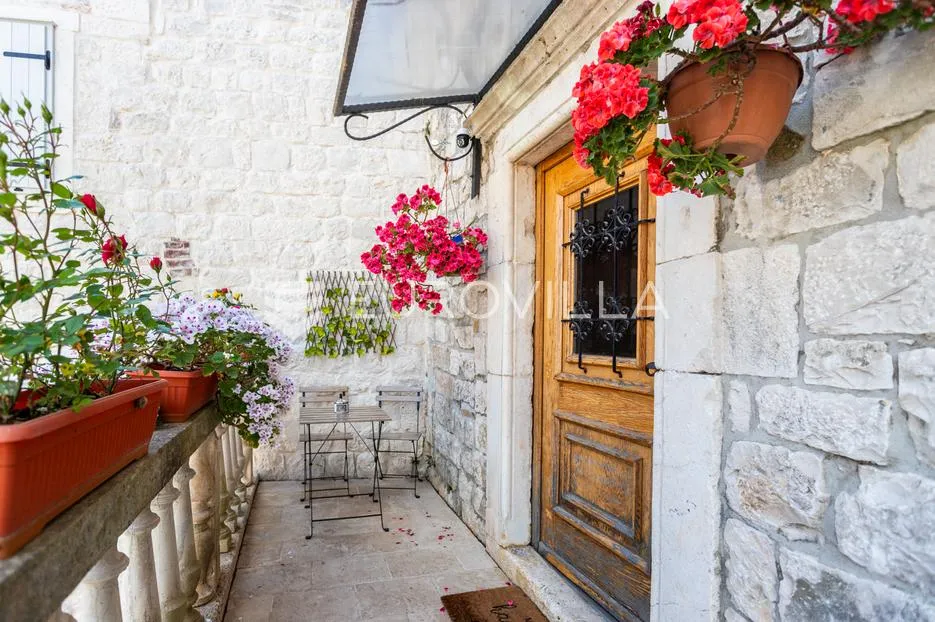trogir, tri studio apartmana u centru grada - slika 21