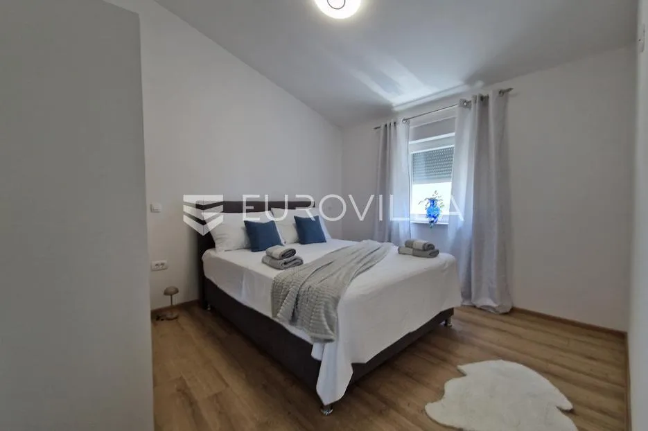 vir, elegantan trosoban apartman u centru vira, 600 m od plaže - slika 21