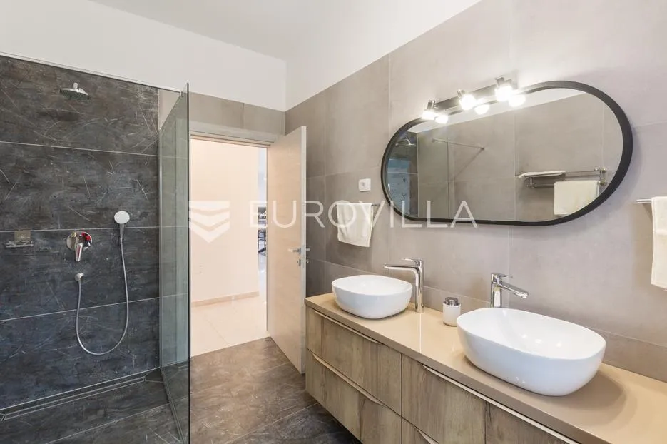 istra, svetvinčenat, moderna samostojeća kuća 155 m² s grijanim bazenom 32 m² - slika 13