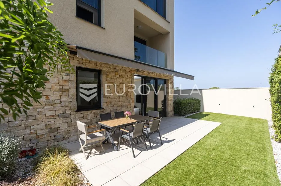 istra, savudrija, petram resort, elegantan stan u prizemlju s vlastitim vrtom - slika 23